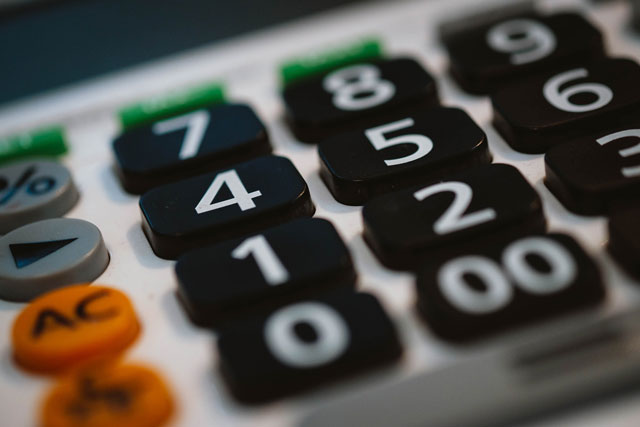 accountant-calculator-640