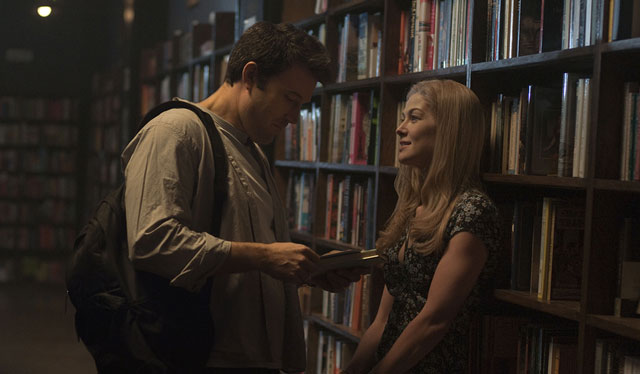 Nick (Ben Affleck) and Amy (Rosamund Pike) bonding over books