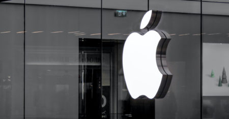 Judge deals stunning blow to Apple in App Store battle