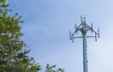 Operators jockey for LTE pole position