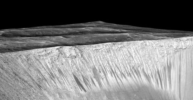  Artificial perspective view of the streaks. Nasa/JPL/University of Arizona