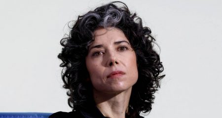 Signal vs WhatsApp: messaging app war heats up after US security blunder Signal vs WhatsApp: messaging app war heats up after US security blunder