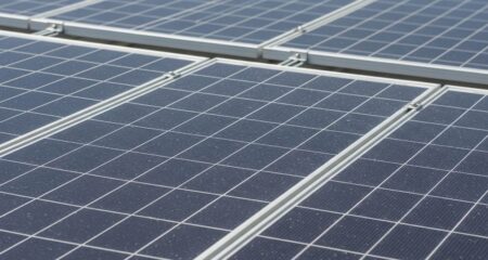 Rooftop solar surges 400% while utility projects stall