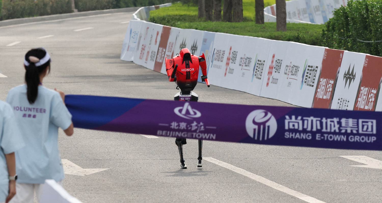 An Honor Lightning humanoid robot runs towards the finish line. Maxim Shemetov/Reuters